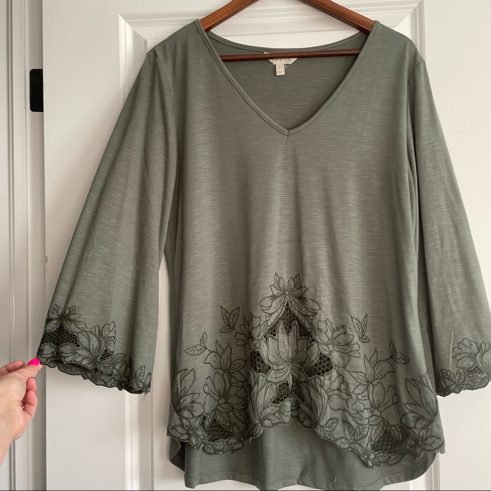 Size L Green wide sleeve embroidered shirt